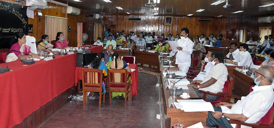 ಶಿವಮೊಗ್ಗ ಜಿಲ್ಲಾ ಪಂಚಾಯಿತಿಯಲ್ಲಿ ಶುಕ್ರವಾರ ನಡೆದ ಸಾಮಾನ್ಯ ಸಭೆಯಲ್ಲಿ ಸದಸ್ಯ ವೀರಭದ್ರಪ್ಪ ಪೂಜಾರಿ ಮಾತನಾಡಿದರು.