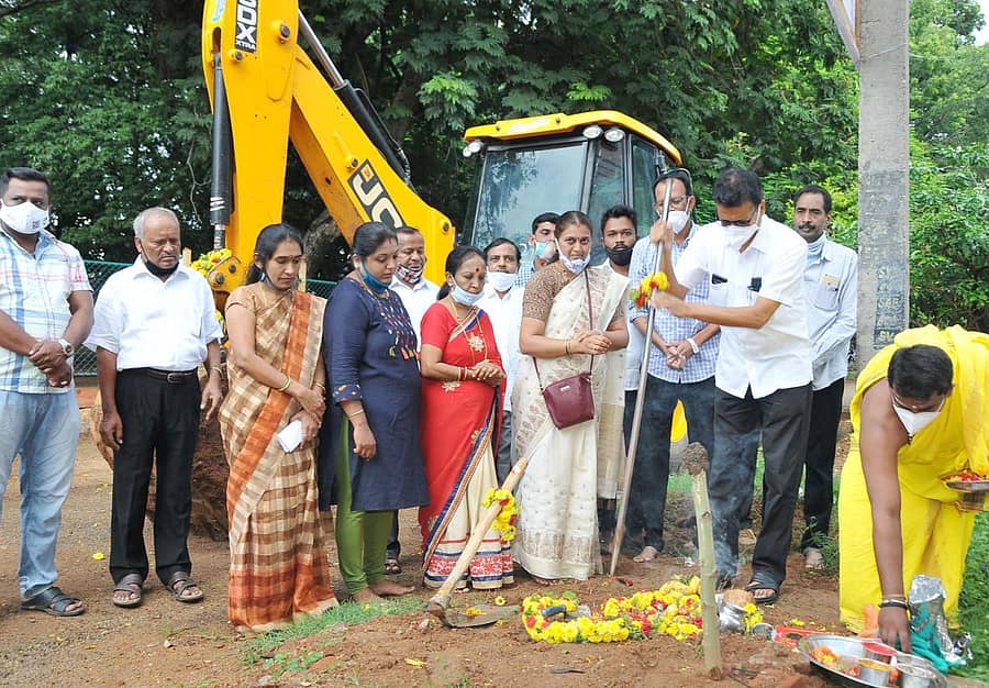 ಸಿ.ಸಿ ಚರಂಡಿ ಕಾಮಗಾರಿಗೆ ಶಾಸಕ ಜಿ.ಬಿ.ಜ್ಯೋತಿಗಣೇಶ್ ಭೂಮಿಪೂಜೆ ನೆರವೇರಿಸಿದರು
