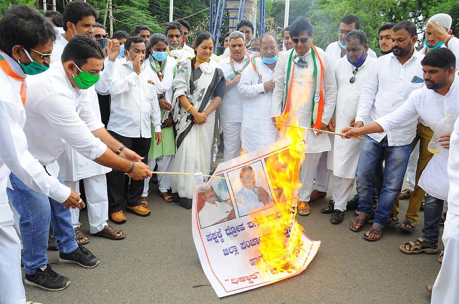 ವಿಜಯಪುರ ಜಿಲ್ಲಾ ಪಂಚಾಯ್ತಿ ಅಧ್ಯಕ್ಷರ ಚುನಾವಣೆಯಲ್ಲಿ ಬಿಜೆಪಿಯನ್ನು ಬೆಂಬಲಿಸಿದ ಸದಸ್ಯರ ಭಾವಚಿತ್ರವನ್ನು ದಹಿಸಿ ಜಿಲ್ಲಾ ಕಾಂಗ್ರೆಸ್ ಸಮಿತಿಯಿಂದ ಪ್ರತಿಭಟನೆ ನಡೆಸಲಾಯಿತು