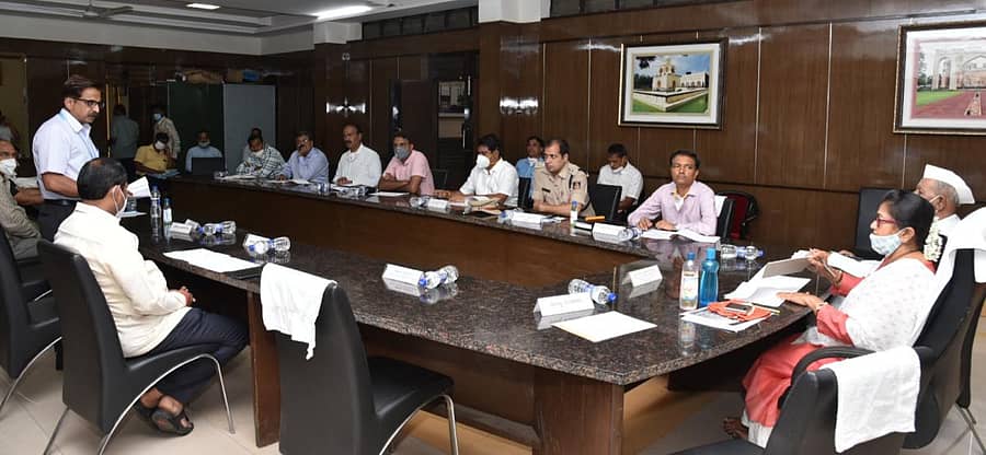 ವಿಜಯಪುರದಲ್ಲಿ ಶುಕ್ರವಾರ ನಡೆದ ಕೋವಿಡ್ 19 ನಿಯಂತ್ರಣ ಹಾಗೂ ಕೃಷಿ ಮತ್ತು ತೋಟಗಾರಿಕೆ ಇಲಾಖೆ ಪ್ರಗತಿ  ಪರಿಶೀಲನಾ ಸಭೆಯಲ್ಲಿ ಜಿಲ್ಲಾ ಉಸ್ತುವಾರಿ ಸಚಿವೆ ಶಶಿಕಲಾ ಜೊಲ್ಲೆ ಮಾತನಾಡಿದರು