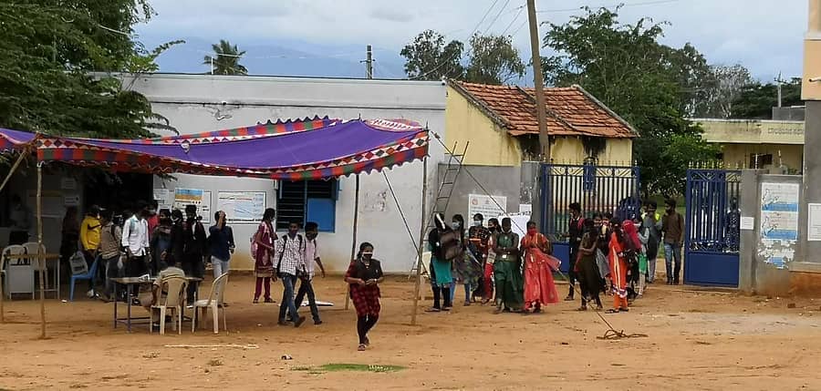 ಕೊನೆಯ ಪರೀಕ್ಷೆ ಮುಗಿಸಿ ಚಾಮರಾಜನಗರದ ಪರೀಕ್ಷಾ ಕೇಂದ್ರದಿಂದ ವಿದ್ಯಾರ್ಥಿಗಳು ಹೊರ ಬಂದ ಕ್ಷಣ