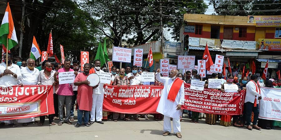 ವಿವಿಧ ಬೇಡಿಕೆಗಳನ್ನು ಈಡೇರುಸುವಂತೆ ಆಗ್ರಹಿಸಿ ದಾವಣಗೆರೆಯ ಜಯದೇವ ವೃತ್ತದಲ್ಲಿ ವಿವಿಧ ಸಂಘಟನೆಗಳು ಶುಕ್ರವಾರ ಪ್ರತಿಭಟನೆ ನಡೆಸಿದರು –ಪ್ರಜಾವಾಣಿ ಚಿತ್ರ