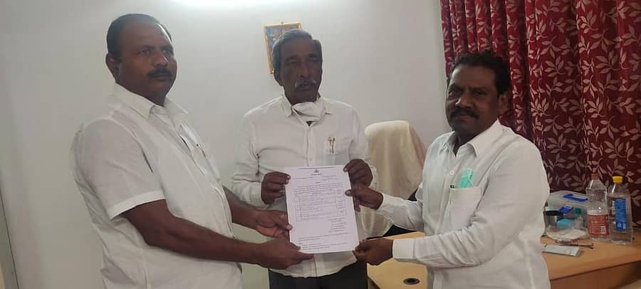 ಬೆಂಗಳೂರಿನ ಶಾಸಕರ ಭವನದಲ್ಲಿ ಶಾಸಕ ವೆಂಕಟರೆಡ್ಡಿ‌ಗೌಡ ಮುದ್ನಾಳ ಅವರಿಂದ ಬಸವರಾಜ ಚಂಡರಕಿ ನೇಮಕಾತಿ ಆದೇಶ ಪತ್ರ ಸ್ವೀಕರಿಸಿದರು. ಈ ವೇಳೆ ಮುಖಂಡ ಖಂಡಪ್ಪ ದಾಸನ್‌ ಇದ್ದರು