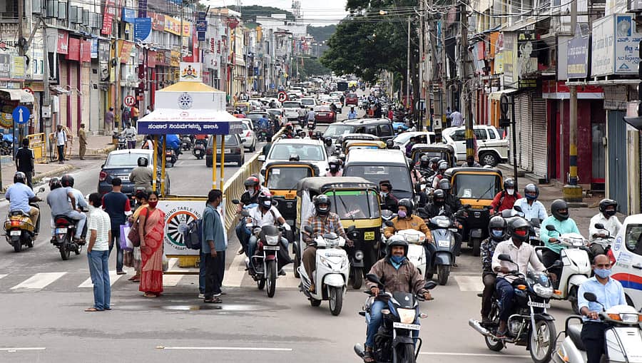 ಕೊರೊನಾ ನಿಯಂತ್ರಣಕ್ಕಾಗಿ ಶುಕ್ರವಾರ ಸಂಜೆ 6 ಗಂಟೆಗೆ ಅಂಗಡಿಮುಂಗಟ್ಟುಗಳನ್ನು ಬಂದ್ ಮಾಡಿದ ವರ್ತಕರು ಮನೆಗಳತ್ತ ತೆರಳುವಾಗ ಕೆ.ಆರ್.ವೃತ್ತದಲ್ಲಿ ಸಂಚಾರ ದಟ್ಟಣೆ ಉಂಟಾಗಿತ್ತು