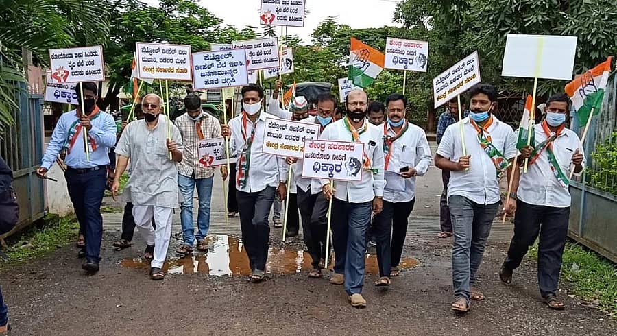 ಶಿರಸಿಯಲ್ಲಿ ಕಾಂಗ್ರೆಸ್ ಕಾರ್ಯಕರ್ತರು ಪ್ರತಿಭಟನೆ ನಡೆಸಿದರು