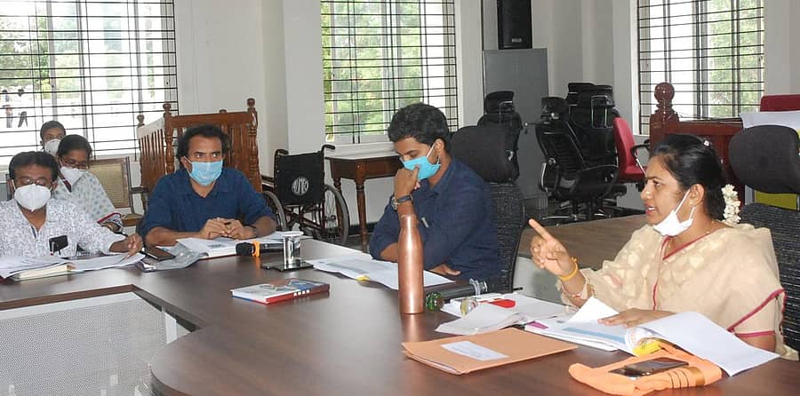 ಜಿಲ್ಲಾಧಿಕಾರಿ ಸಿ.ಸತ್ಯಭಾಮ ಕೋಲಾರದಲ್ಲಿ ಶುಕ್ರವಾರ ಆರೋಗ್ಯ ಇಲಾಖೆಯ ಪ್ರಗತಿ ಪರಿಶೀಲನಾ ಸಭೆ ನಡೆಸಿದರು.