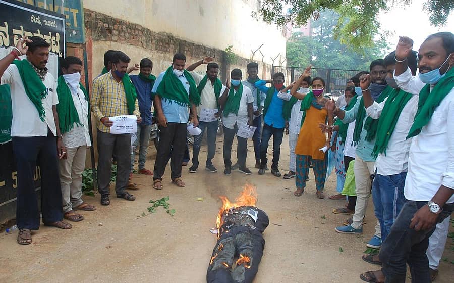 ಚೀನಾ ರೇಷ್ಮೆ ಆಮದು ನಿರ್ಬಂಧಕ್ಕೆ ಒತ್ತಾಯಿಸಿ ಕೋಲಾರದಲ್ಲಿ ಶುಕ್ರವಾರ ಪ್ರತಿಭಟನೆ ಮಾಡಿದ ರಾಜ್ಯ ರೈತ ಸಂಘ ಮತ್ತು ಹಸಿರು ಸೇನೆ ಸದಸ್ಯರು ಚೀನಾ ಅಧ್ಯಕ್ಷ ಷಿ.ಜಿನ್ಪಿಂಗ್ರ ಪ್ರತಿಕೃತಿ ದಹಿಸಿ ಆಕ್ರೋಶ ವ್ಯಕ್ತಪಡಿಸಿದರು.