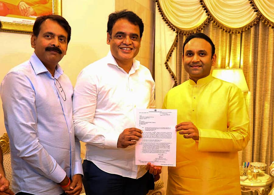 ಉಪಮುಖ್ಯಮಂತ್ರಿ ಡಾ.ಸಿ.ಎನ್.ಅಶ್ವತ್ಥನಾರಾಯಣ ಅವರು ಸದ್ಗುರು ಮಧುಸೂಧನ ಸಾಯಿ ಅವರಿಗೆ ಅನುಮತಿ ಪತ್ರಗಳನ್ನು ಹಸ್ತಾಂತರಿಸಿದರು.