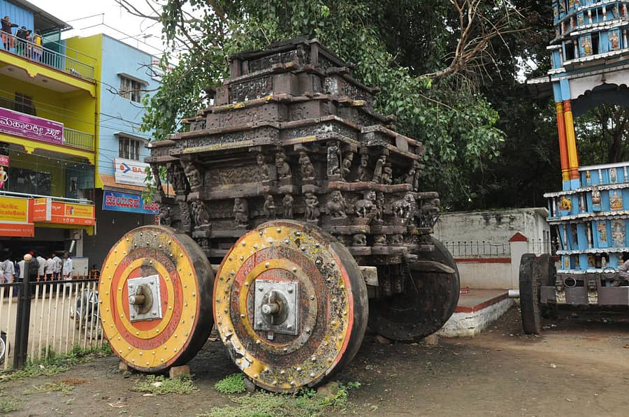 ಕಿಡಿಗೇಡಿ ಹಾಕಿದ್ದ ಬೆಂಕಿಯಿಂದ ಸುಟ್ಟು ಹೋಗಿರುವ ರಥ