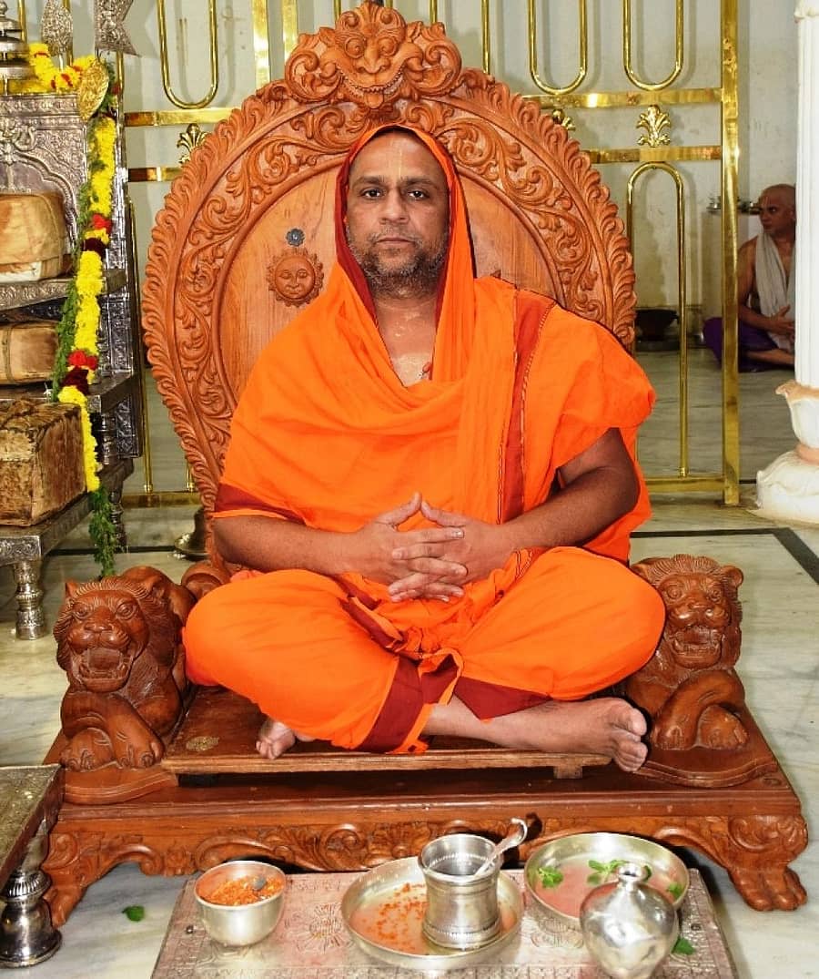 ಮಂತ್ರಾಲಯದ ಶ್ರೀರಾಘವೇಂದ್ರ ಸ್ವಾಮಿಗಳ ಮಠದಲ್ಲಿ ಪೀಠಾಧಿಪತಿ ಸುಬುಧೇಂದ್ರ ತೀರ್ಥ ಸ್ವಾಮೀಜಿ ಕಳೆದ ವರ್ಷ ಚಾತುರ್ಮಾಸ್ಯ ದೀಕ್ಷೆ ಕೈಗೊಂಡಿದ್ದ ಸಂದರ್ಭ