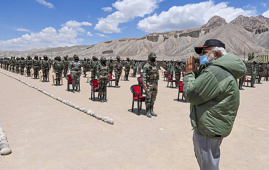 ಲೇಹ್‌ನ ಸೇನಾ ನೆಲೆಗೆ ಶುಕ್ರವಾರ ದಿಢೀರ್‌ ಭೇಟಿ ನೀಡಿದ ಪ್ರಧಾನಿ ನರೇಂದ್ರ ಮೋದಿ ಅವರು ಸೈನಿಕರೊಂದಿಗೆ ಸಂವಾದ ನಡೆಸಿದರು