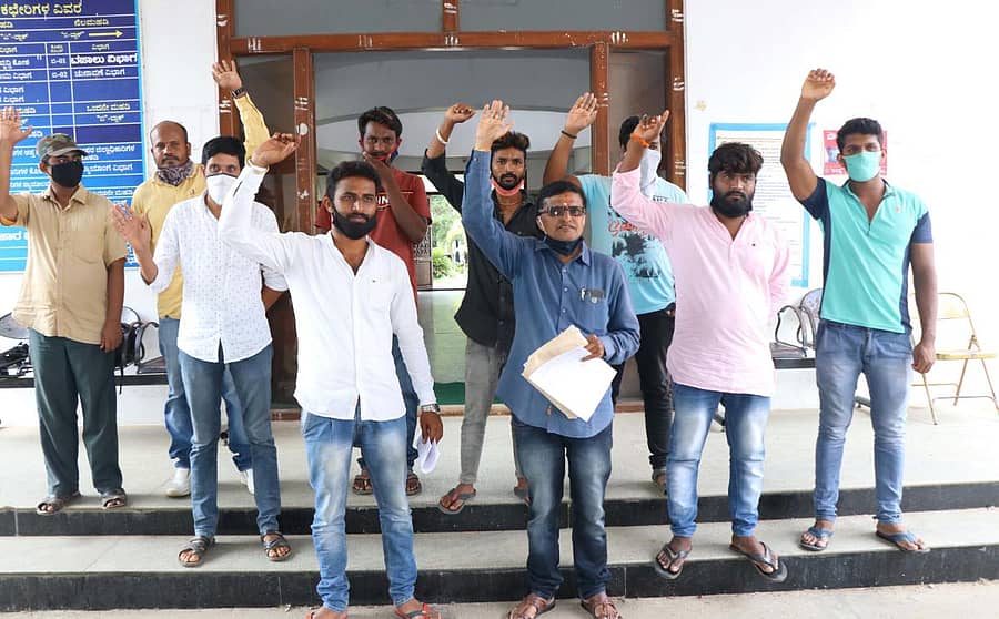 ಶಿವಮೊಗ್ಗ ಬೊಮ್ಮನಕಟ್ಟೆಯ ಆಶ್ರಯ ಬಡಾವಣೆ ನಾಗರಿಕರು ಅಮಾನತು ಮಾಡಿರುವ ನ್ಯಾಯಬೆಲೆ ಅಂಗಡಿ ಮತ್ತೆ ತೆರೆಯಲು ಅವಕಾಶ ನೀಡಬಾರದು ಎಂದು ಆಗ್ರಹಿಸಿ ಪ್ರತಿಭಟನೆ ನಡೆಸಿದರು.