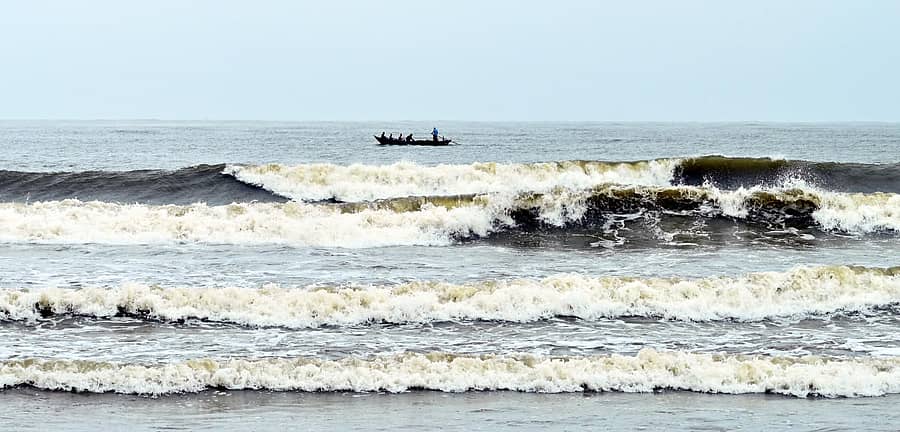 ಕಾರವಾರದ ರವೀಂದ್ರನಾಥ ಟ್ಯಾಗೋರ್ ಕಡಲತೀರಕ್ಕೆ ಬೃಹತ್ ಅಲೆಗಳು ಅಪ್ಪಳಿಸುತ್ತಿದ್ದಾಗ ಮೀನುಗಾರರು ದೋಣಿಯಲ್ಲಿ ಸಾಗಿದರು. ಪ್ರಜಾವಾಣಿ ಚಿತ್ರ: ದಿಲೀಪ ರೇವಣಕರ್  