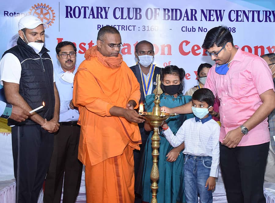 ಬೀದರ್‌ನಲ್ಲಿ ರೋಟರಿ ಕ್ಲಬ್ ಆಫ್ ಬೀದರ್ ನ್ಯೂ ಸೆಂಚೂರಿ ವತಿಯಿಂದ ನಡೆದ ನೂತನ ಪದಾಧಿಕಾರಿಗಳ ಪದಗ್ರಹಣ ಕಾರ್ಯಕ್ರಮದಲ್ಲಿ ರಾಮಕೃಷ್ಣ ವಿವೇಕಾನಂದ ಆಶ್ರಮದ ಜ್ಯೋತಿರ್ಮಯಾನಂದ ಸ್ವಾಮೀಜಿ ಹಾಗೂ ಜಿಲ್ಲಾಧಿಕಾರಿ ರಾಮಚಂದ್ರನ್ ಆರ್. ಜಂಟಿಯಾಗಿ ದೀಪ ಬೆಳಗಿಸಿದರು