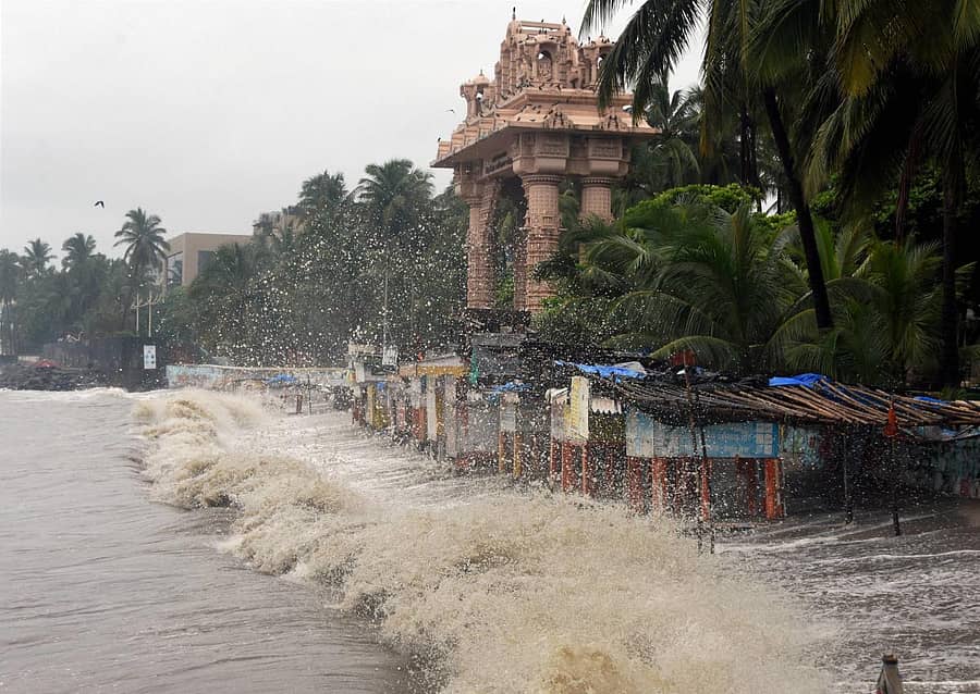 ಭಾರಿ ಮಳೆ ಕಾರಣದಿಂದಾಗಿ ಸಮುದ್ರದ ಉಬ್ಬರ ಹೆಚ್ಚಾಗಿದ್ದು, ದಾದರ್ ಚೌಪಾಟಿಯಲ್ಲಿ ದಡಕ್ಕೆ ಬಡಿದ ಅಲೆಗಳು –ಪಿಟಿಐ ಚಿತ್ರ