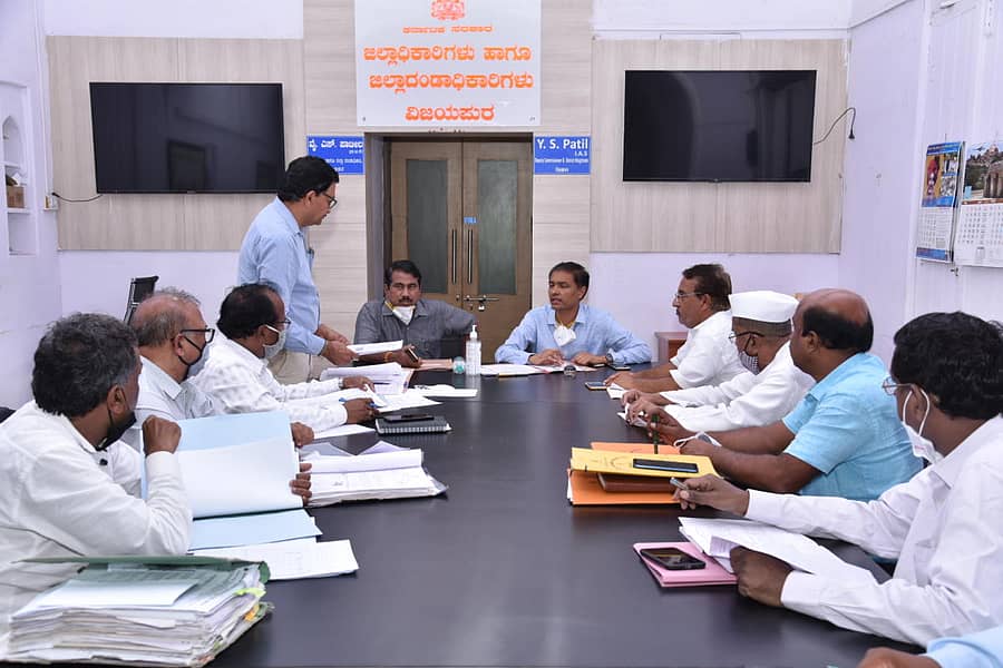 ವಿಜಯಪುರ ಜಿಲ್ಲಾಧಿಕಾರಿಗಳ ಕಚೇರಿಯಲ್ಲಿ ಶನಿವಾರ ನಡೆದ ಜಿಲ್ಲಾ ಮಟ್ಟದ ಏಕಗವಾಕ್ಷಿ ಸಮಿತಿ ಸಭೆಯಲ್ಲಿ ಜಿಲ್ಲಾಧಿಕಾರಿ ವೈ.ಎಸ್.ಪಾಟೀಲ ಮಾತನಾಡಿದರು