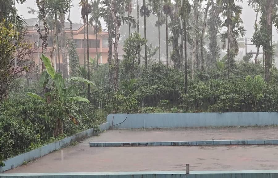 ಕಳಸದಲ್ಲಿ ಶನಿವಾರ ಮಧ್ಯಾಹ್ನ ಧಾರಾಕಾರ ಮಳೆ ಸುರಿಯಿತು.