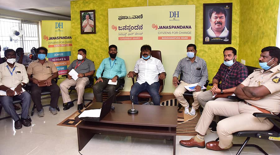 ಕಾರ್ಯಕ್ರಮದಲ್ಲಿ (ಎಡದಿಂದ) ಅಧಿಕಾರಿಗಳಾದ ರಾಘವೇಂದ್ರ,ರಘು, ಗುರುರಾಜ್, ಗೌಸ್ ಇನಾಂದಾರ್, ಪಾಲಿಕೆ ಸದಸ್ಯ ಜಯಪ್ರಕಾಶ್, ಬಿಬಿಎಂಪಿಯ ನಾಗಪ್ಪ ಕಮಾತಿ, ವಿನಯ್, ಸರ್ಕಲ್ ಇನ್ಸ್ಪೆಕ್ಟರ್ ಅಂಬರೀಷ್ ಭಾಗವಹಿಸಿದ್ದರು -ಪ್ರಜಾವಾಣಿ ಚಿತ್ರ