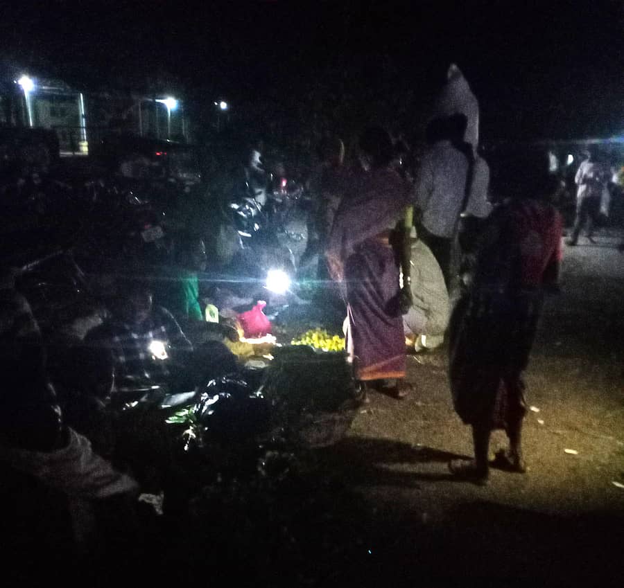 ರಾಯಚೂರಿನ ಹತ್ತಿ ಮಾರುಕಟ್ಟೆಗೆ ಸ್ಥಳಾಂತರಿಸಿದ ರೈತಸಂತೆಯಲ್ಲಿ ಬೆಳಕಿನ ವ್ಯವಸ್ಥೆಯಿಲ್ಲದೆ ನಿತ್ಯ ರೈತರು ಪರದಾಡುತ್ತಿದ್ದಾರೆ