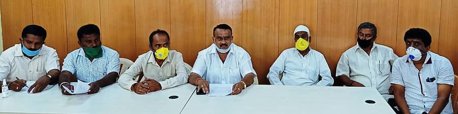 ಶನಿವಾರ ಸುದ್ದಿಗೋಷ್ಠಿಯಲ್ಲಿ ಜೆಡಿಎಸ್ ಮುಖಂಡ ರಾಜಶೇಖರ್‍ ಮಾತನಾಡಿದರು