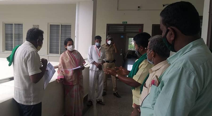 ಜಿಲ್ಲೆಯಲ್ಲಿ ಇಂದಿರಾ ಕ್ಯಾಂಟೀನ್ ನಡೆಸುತ್ತಿರುವ ರಿವಾರ್ಡ್ ಸಂಸ್ಥೆ ಮಾಲೀಕರು ಸರ್ಕಾರಕ್ಕೆ ನಕಲಿ ಬಿಲ್ ನೀಡಿ ವಂಚಿಸುತ್ತಿದ್ದಾರೆ ಎಂದು ಆರೋಪಿಸಿ ರಾಜ್ಯ ರೈತ ಸಂಘ ಮತ್ತು ಹಸಿರು ಸೇನೆ ಸದಸ್ಯರು ಕೋಲಾರದಲ್ಲಿ ಶನಿವಾರ ಜಿಲ್ಲಾಧಿಕಾರಿ ಸಿ.ಸತ್ಯಭಾಮ ಅವರಿಗೆ ದೂರು ಸಲ್ಲಿಸಿದರು.