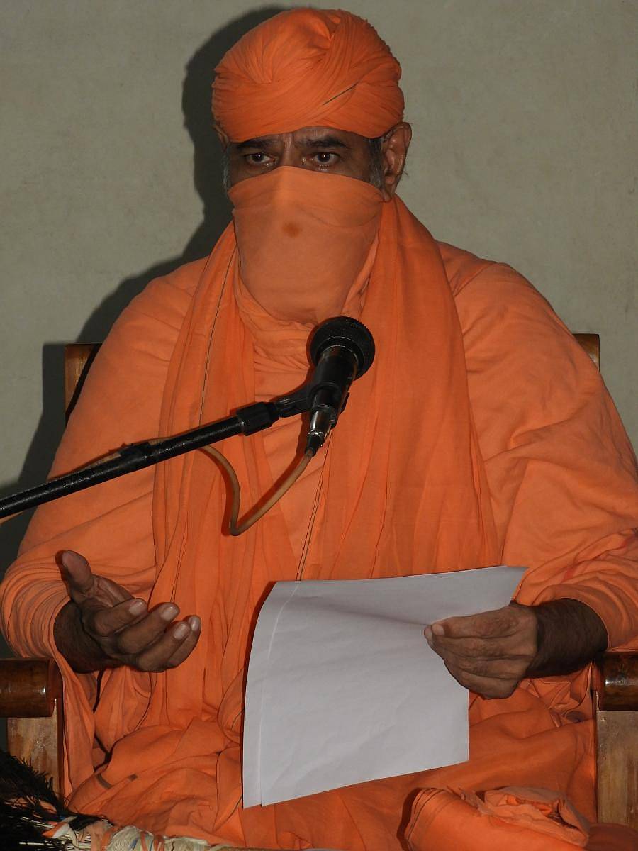 ಶ್ರವಣಬೆಳಗೊಳದ ಭಂಡಾರ ಬಸದಿಯ ಹುಳ್ಳಾ ಸಭಾ ಮಂಟಪದಲ್ಲಿ ಕ್ಷೇತ್ರದ ಪೀಠಾಧಿಪತಿಗಳಾದ ಚಾರುಕೀರ್ತಿ ಭಟ್ಟಾರಕ ಸ್ವಾಮೀಜಿ ಶನಿವಾರ ಮಾತನಾಡಿದರು