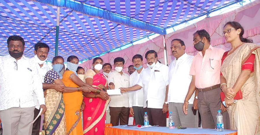 ಕೋಲಾರ ತಾಲ್ಲೂಕಿನ ಚೆಲುವನಹಳ್ಳಿಯಲ್ಲಿ ಶನಿವಾರ ನಡೆದ ಕಾರ್ಯಕ್ರಮದಲ್ಲಿ ಶಾಸಕ ಕೆ.ಶ್ರೀನಿವಾಸಗೌಡ ಮಹಿಳಾ ಸಂಘಗಳ ಸದಸ್ಯರಿಗೆ ಸಾಲದ ಚೆಕ್ ವಿತರಿಸಿದರು.