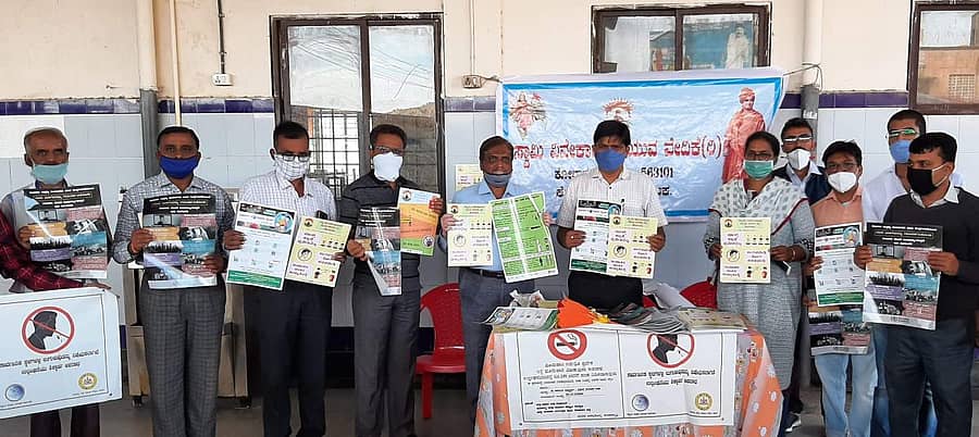 ಕೋಲಾರದ ಕೆಎಸ್ಆರ್ಟಿಸಿ ಬಸ್ ನಿಲ್ದಾಣದಲ್ಲಿ ಶನಿವಾರ ನಡೆದ ‘ಉಗುಳಬೇಡಿ ಉಗುಳಿ ರೋಗ ಹರಡಬೇಡಿ’ ಅಭಿಯಾನದಲ್ಲಿ ಅಧಿಕಾರಿಗಳು ಕೊರೊನಾ ಸೋಂಕಿನ ಜಾಗೃತಿಯ ಕರಪತ್ರ ಬಿಡುಗಡೆ ಮಾಡಿದರು.