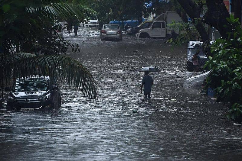 ಮುಂಬೈನಲ್ಲಿ ಸುರಿದ ಭಾರಿ ಮಳೆಗೆ ಜಲಾವೃತವಾಗಿರುವ ರಸ್ತೆ