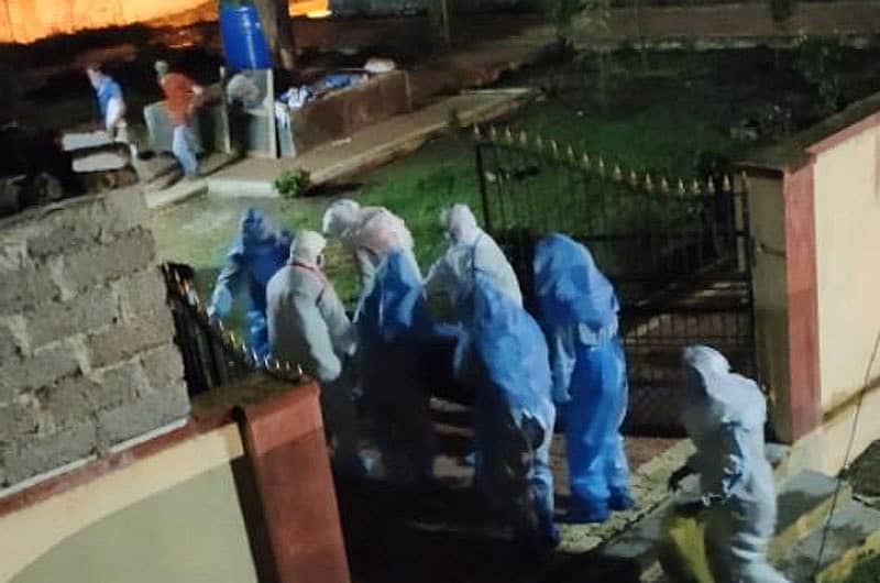 ಕಲುಬರ್ಗಿಯ ಜನಸಂದಣಿ ಪ್ರದೇಶದಲ್ಲಿರುವ ಸ್ಮಶಾನದಲ್ಲಿ ಕೊರೊನಾ ಸೋಂಕಿತ ವ್ಯಕ್ತಿ ಶವಸಂಸ್ಕಾರ ನಡೆಸುತ್ತಿರುವುದು