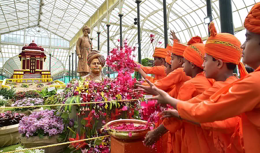 ಬೆಂಗಳೂರಿನ ಲಾಲ್‌ಬಾಗ್‌ ಗಾಜಿನ ಮನೆಯಲ್ಲಿ ಕಳೆದ ಜನವರಿಯಲ್ಲಿ ‘ಸ್ವಾಮಿ ವಿವೇಕಾನಂದರ 157ನೇ ಜನ್ಮದಿನೋತ್ಸವ’ ಮತ್ತು ಗಣರಾಜ್ಯೋತ್ಸವ ಅಂಗವಾಗಿ ತೋಟಗಾರಿಕೆ ಇಲಾಖೆ ಮತ್ತು ಮೈಸೂರು ಉದ್ಯಾನಕಲಾ ಸಂಘ ಆಯೋಜಿಸಿದ್ದ 211ನೇ ಫಲಪುಷ್ಪ ಪ್ರದರ್ಶನದಲ್ಲಿ ಸ್ವಾಮಿ ವಿವೇಕಾನಂದರ ವೇಷ ದರಿಸಿದ್ದ ಪುಟಾಣಿಗಳು ಅವರ ಪ್ರತಿಮೆಗೆ ಪುಷ್ಪ ನಮನ ಸಲ್ಲಿಸಿದ್ದರು. -ಪ್ರಜಾವಾಣಿ ಚಿತ್ರ/ ರಂಜು ಪಿ.