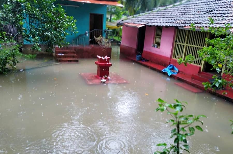 ಉಡುಪಿಯಲ್ಲಿ ಭಾರಿ ಮಳೆಗೆ ಕಲ್ಸಂಕ ತೋಡಿನ ಸಮೀಪದ ಮನೆಯೊಂದು ಜಲಾವೃತಗೊಂಡಿರುವುದು