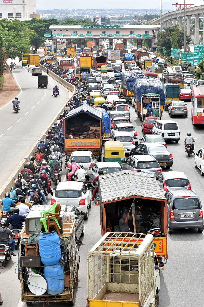 ತುಮಕೂರು ರಸ್ತೆಯ ಟೋಲ್ ಬಳಿ ಶನಿವಾರ ಸಂಚಾರ ದಟ್ಟಣೆ ಉಂಟಾಗಿತ್ತು