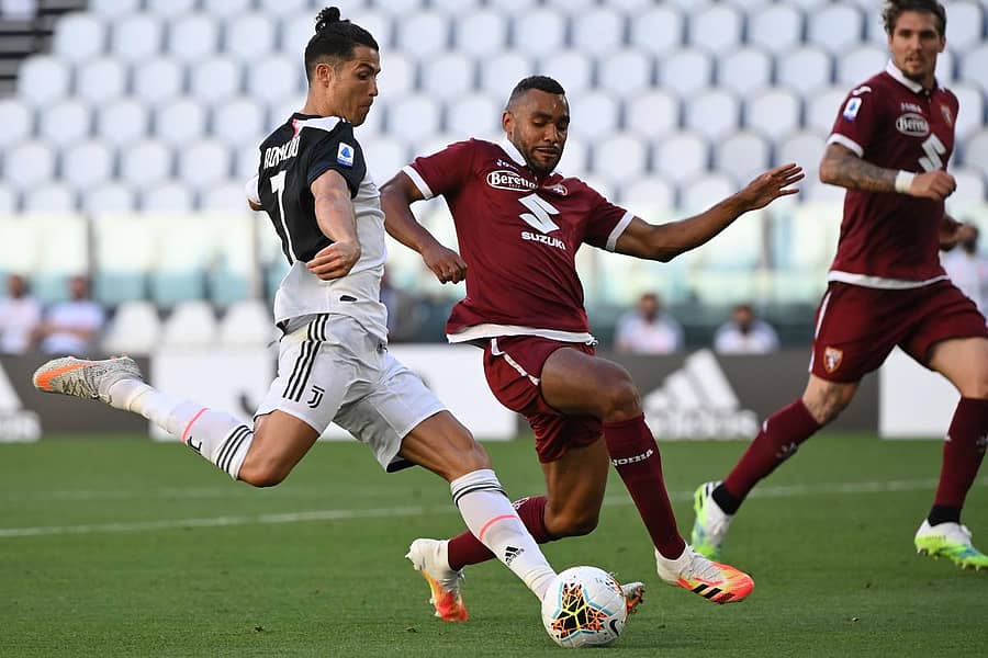 ಯುವೆಂಟಸ್ ತಂಡದ ಕ್ರಿಸ್ಟಿಯಾನೊ ರೊನಾಲ್ಡೊ (ಎಡ) ಹಾಗೂ ಟೊರಿನೊ ತಂಡದ ಕೋಫಿ ಡಿಜ್ಜಿ (ಮಧ್ಯ) ಚೆಂಡಿನ ಮೇಲೆ ನಿಯಂತ್ರಣ ಸಾಧಿಸಲು ಪೈಪೋಟಿ ನಡೆಸಿದರು– ಎಎಫ್ಪಿ ಚಿತ್ರ