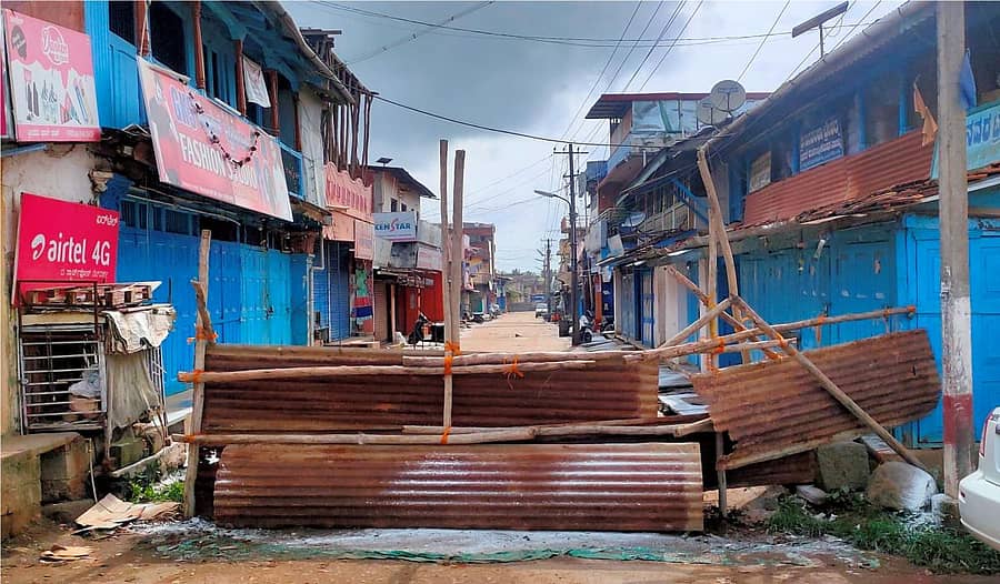 ಮುಂಡಗೋಡದ ಬಸವನಬೀದಿಯ ಇಬ್ಬರಿಗೆ ಕೋವಿಡ್ ಖಚಿತಗೊಂಡಿದ್ದರಿಂದ ಸೀಲ್ಡೌನ್ ಮಾಡಲಾಯಿತು