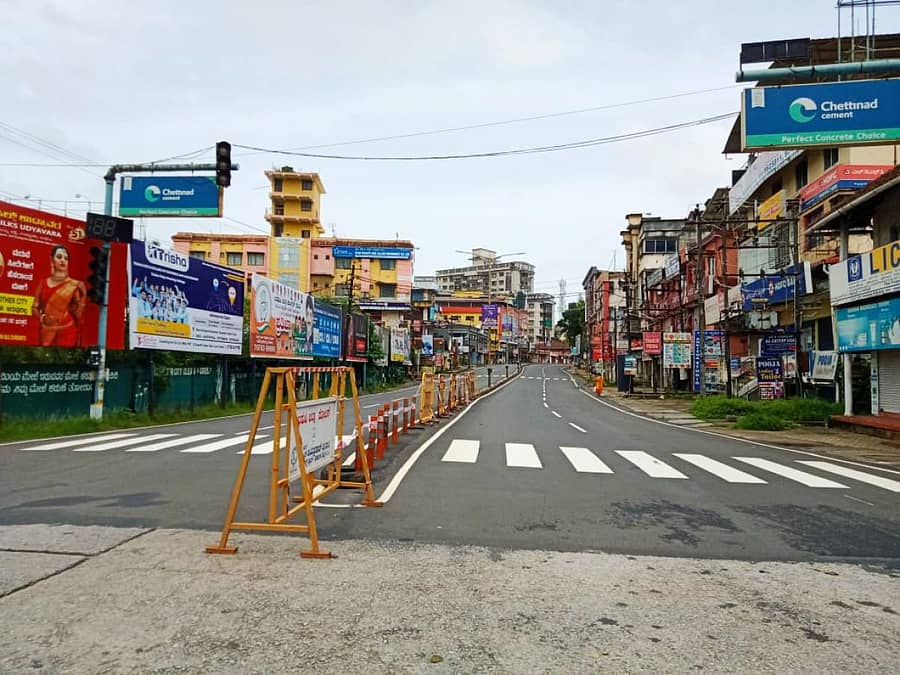 ಭಾನುವಾರದ ಲಾಕ್ಡೌನ್ನಿಂದ ವಾಹನ ಸಂಚಾರ ಇಲ್ಲದೆ ನಿರ್ಜನವಾಗಿದ್ದ ಕೋರ್ಟ್ ರಸ್ತೆಪ್ರಜಾವಾಣಿ ಚಿತ್ರ: ಉಮೇಶ್ ಮಾರ್ಪಳ್ಳಿ