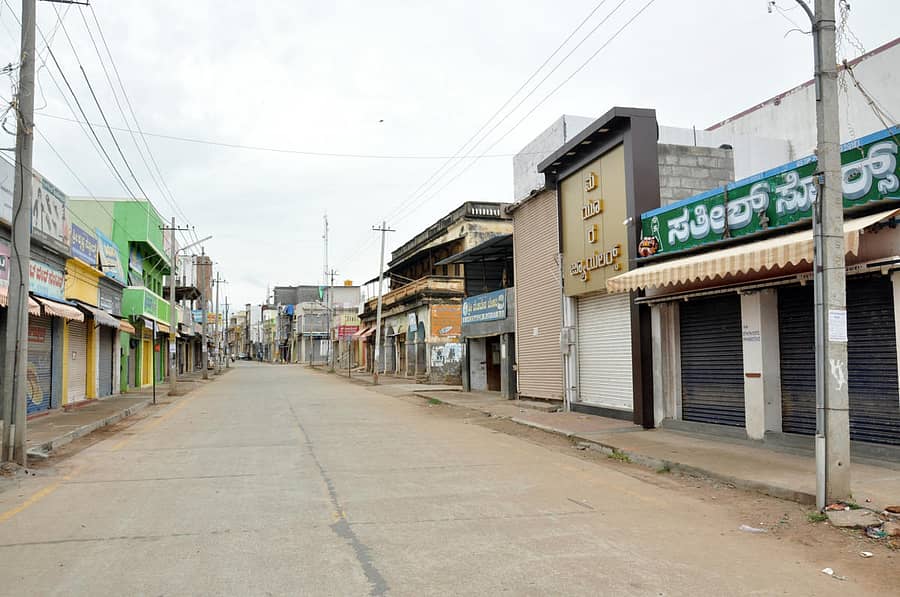 ಲಾಕ್‌ಡೌನ್‌ ಜಾರಿಯಲ್ಲಿ ಇದ್ದುದರಿಂದ ದೊಡ್ಡ ಅಂಗಡಿ ಬೀದಿಗಳ ಎಲ್ಲ ಅಂಗಡಿಗಳು ಮುಚ್ಚಿದ್ದವು