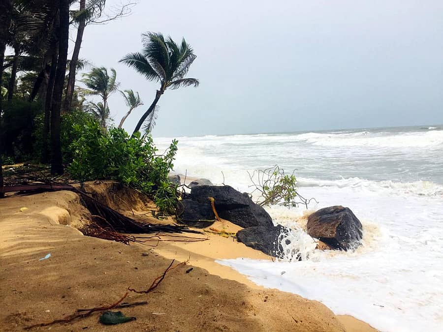 ಸಮುದ್ರದಲ್ಲಿ ಅಲೆಗಳ ಉಬ್ಬರ ಹೆಚ್ಚಾಗಿದ್ದು ಕಾಪುವಿನ ಹಲವೆಡೆ ಕಡಲ್ಕೊರೆತ ಶುರುವಾಗಿದೆ.