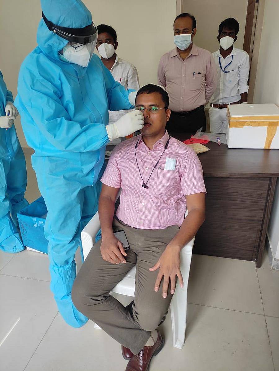 ಜಿಲ್ಲಾ ಪೊಲೀಸ್ ವರಿಷ್ಠಾಧಿಕಾರಿ ಋಷಿಕೇಶ್ ಭಗವಾನ್ ಸೋನವಣೆ ಸ್ವಯಂ ಪ್ರೇರಿತರಾಗಿ ಕೋವಿಡ್-19 ಪರೀಕ್ಷೆಗಾಗಿ ಗಂಟಲು ದ್ರವ ನೀಡಿದರು