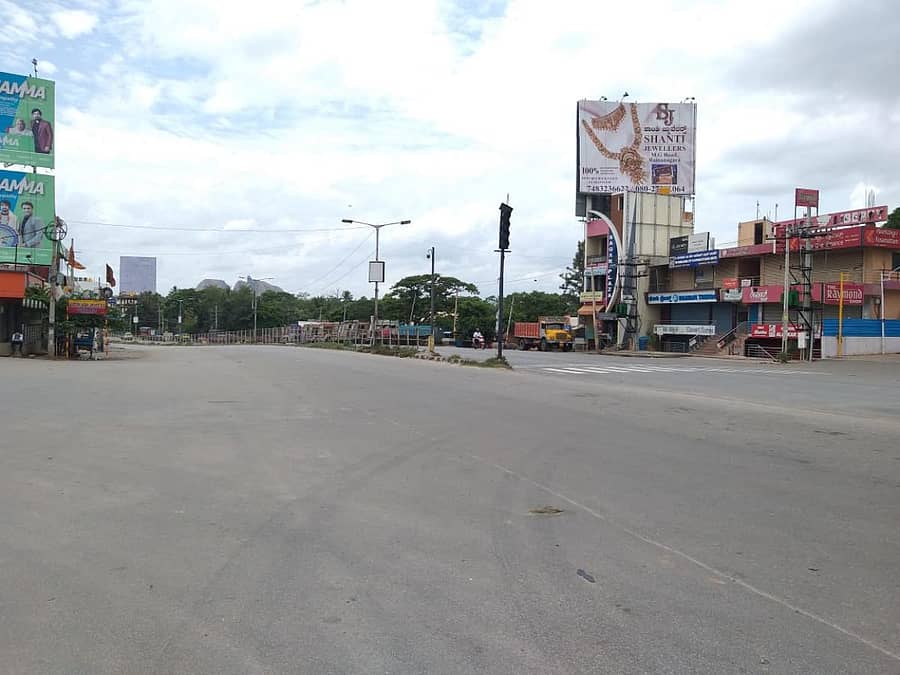 ಐಜೂರು ವೃತ್ತ ಮತ್ತು ಬೆಂಗಳೂರು-ಮೈಸೂರು ಹೆದ್ದಾರಿ ಬಿಕೋ ಎನ್ನುತ್ತಿತ್ತು