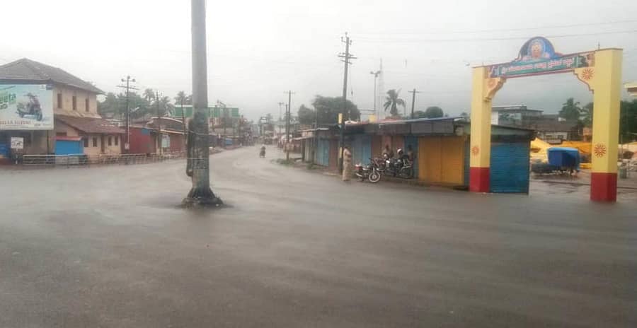 ಶಿರಸಿಯ ಹಳೇ ಬಸ್ ನಿಲ್ದಾಣ ವೃತ್ತ ಜನಸಂಚಾರವಿಲ್ಲದೇ ಸ್ತಬ್ದವಾಗಿತ್ತು