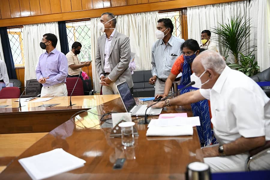 ಮುಖ್ಯಮಂತ್ರಿ ಬಿ.ಎಸ್. ಯಡಿಯೂರಪ್ಪ ಅವರು ಗೃಹ ಕಚೇರಿ ಕೃಷ್ಣಾದಲ್ಲಿ ನೇಕಾರ ಸಮ್ಮಾನ್ ಯೋಜನೆಯಡಿ ಫಲಾನುಭವಿಗಳಿಗೆ ನೇರ ನಗದು ವರ್ಗಾವಣೆಗೆ ಸೋಮವಾರ ಚಾಲನೆ ನೀಡಿದರು.