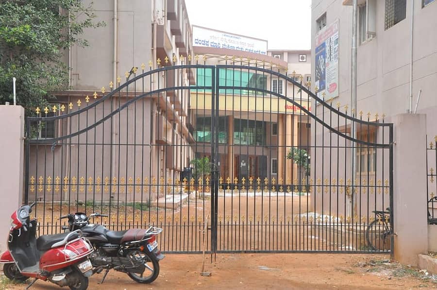 ಗರ್ಭಿಣಿಯೊಬ್ಬರಿಗೆ ಕೊರೊನಾ ಸೋಂಕು ದೃಢಪಟ್ಟ ಹಿನ್ನೆಲೆಯಲ್ಲಿ ಗದುಗಿನ ದುಂಡಪ್ಪ ಮಾನ್ವಿ ಹೆರಿಗೆ ಆಸ್ಪತ್ರೆಯನ್ನು ತಾತ್ಕಾಲಿಕವಾಗಿ ಮುಚ್ಚಲಾಗಿದೆ