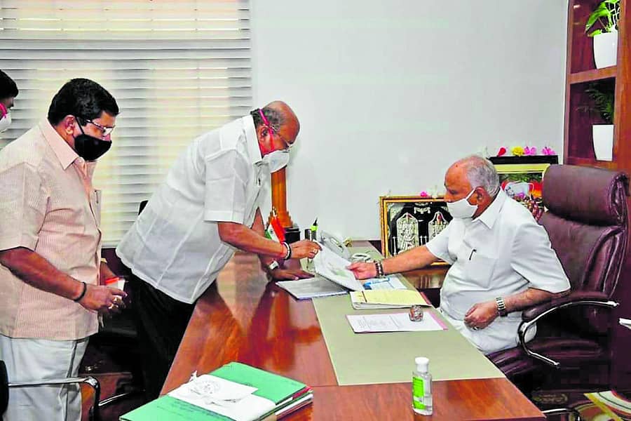 ಮುಖ್ಯಮಂತ್ರಿ ಯಡಿಯೂರಪ್ಪ ಅವರಿಗೆ ಮನವಿ ಸಲ್ಲಿಸಿದ ಕಾಂಗ್ರೆಸ್‌ ನಾಯಕ ಎಚ್‌.ಎಂ. ರೇವಣ್ಣ