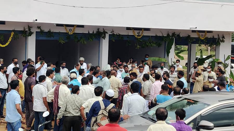 ಶ್ರೀರಂಗಪಟ್ಟಣದಲ್ಲಿ ಸೋಮವಾರ ನಡೆದ ಪಿಕಾರ್ಡ್‌ ಬ್ಯಾಂಕ್‌ ವಾಣಿಜ್ಯ ಮಳಿಗೆಗೆಳ ಉದ್ಘಾಟನಾ ಸಮಾರಂಭದಲ್ಲಿ ಜೆಡಿಎಸ್‌ ಮತ್ತು ಕಾಂಗ್ರೆಸ್‌ ಕಾರ್ಯಕರ್ತರ ನಡುವೆ ಮಾತಿನ ಚಕಮಕಿ ನಡೆಯಿತು