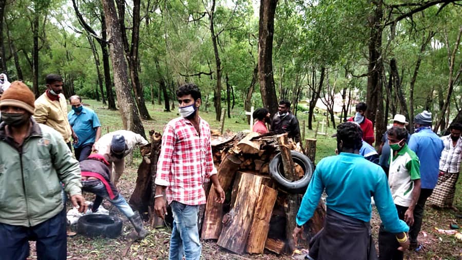 ಶನಿವಾರಸಂತೆ ಸಮೀಪದ ಗೋಪಾಲಪುರ ಗ್ರಾಮದಲ್ಲಿ ಅಂತ್ಯಕ್ರಿಯೆ ನೆರವೇರಿದ ದೃಶ್ಯ
