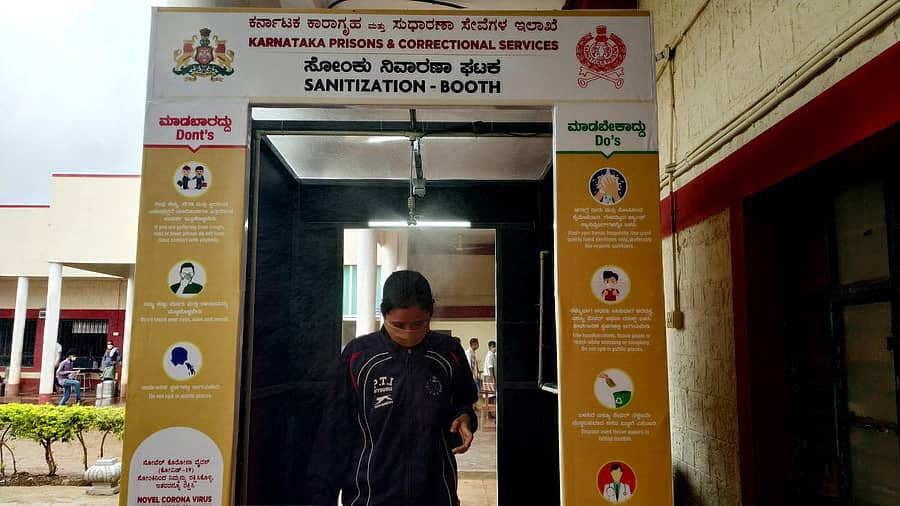ಹಾವೇರಿ ತಾಲ್ಲೂಕು ಕೆರೆಮತ್ತೀಹಳ್ಳಿಯಲ್ಲಿರುವ ಜಿಲ್ಲಾ ಕಾರಾಗೃಹದಲ್ಲಿ ‘ಸೋಂಕು ನಿವಾರಣಾ ಘಟಕ’ವನ್ನು ಆರಂಭಿಸಲಾಗಿದೆ