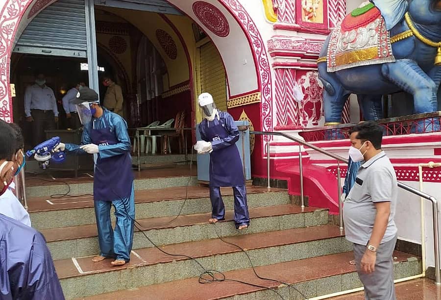 ಶಿರಸಿಯ ಮಾರಿಕಾಂಬಾ ದೇವಾಲಯದಲ್ಲಿ ಸೋಮವಾರ ಸ್ಯಾನಿಟೈಸ್ ಮಾಡಲಾಯಿತು