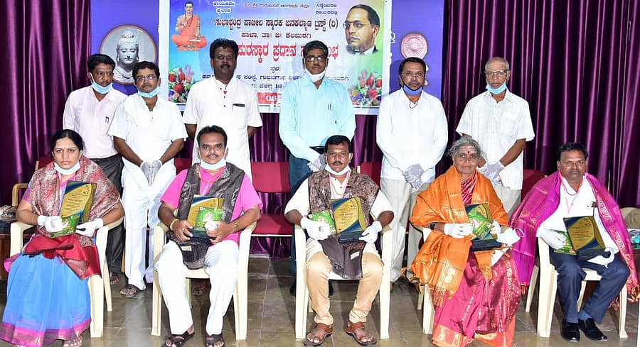 ಗುಲಬರ್ಗಾ ವಿಶ್ವವಿದ್ಯಾಲಯದ ಕನ್ನಡ ಅಧ್ಯಯನ ಸಂಸ್ಥೆಯಲ್ಲಿ ಸೋಮವಾರ ಗಣ್ಯರಿಗೆ ಬಸವ ಪುರಸ್ಕಾರ ನೀಡಿ ಸನ್ಮಾನಿಸಲಾಯಿತು