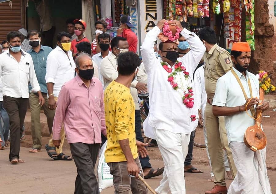 ಆಷಾಢ ಅಂಗವಾಗಿ ಬೀದರ್ನಲ್ಲಿ ಸೋಮವಾರ ಪಾಂಡುರಂಗ ದೇವರ ಪಲ್ಲಕ್ಕಿ ಮೆರವಣಿಗೆ ನಡೆಯಿತು